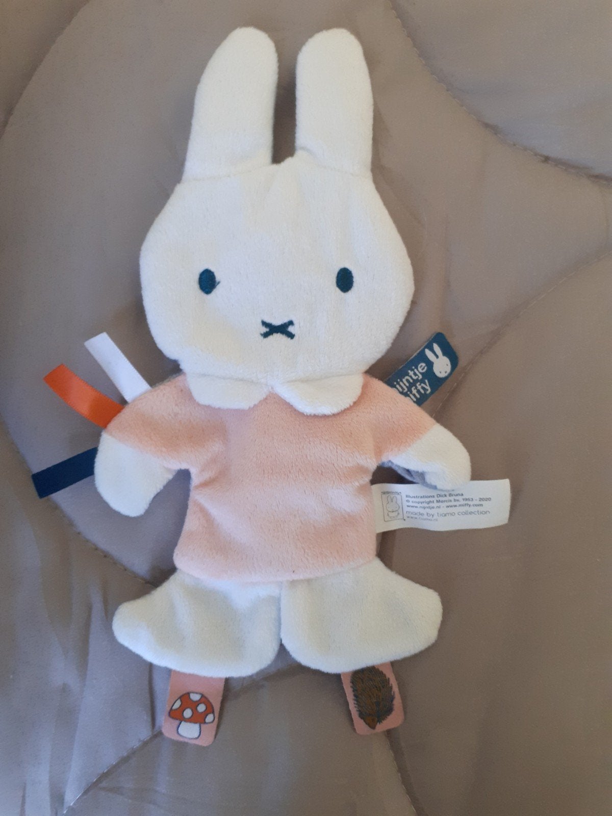 Nijntje van Dick Bruna krakent poppetje, Enlèvement ou Envoi