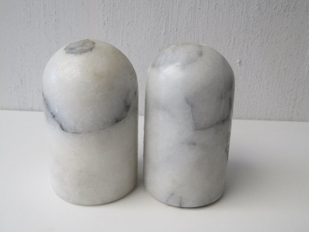 Salière et poivrière en marbre, Enlèvement ou Envoi