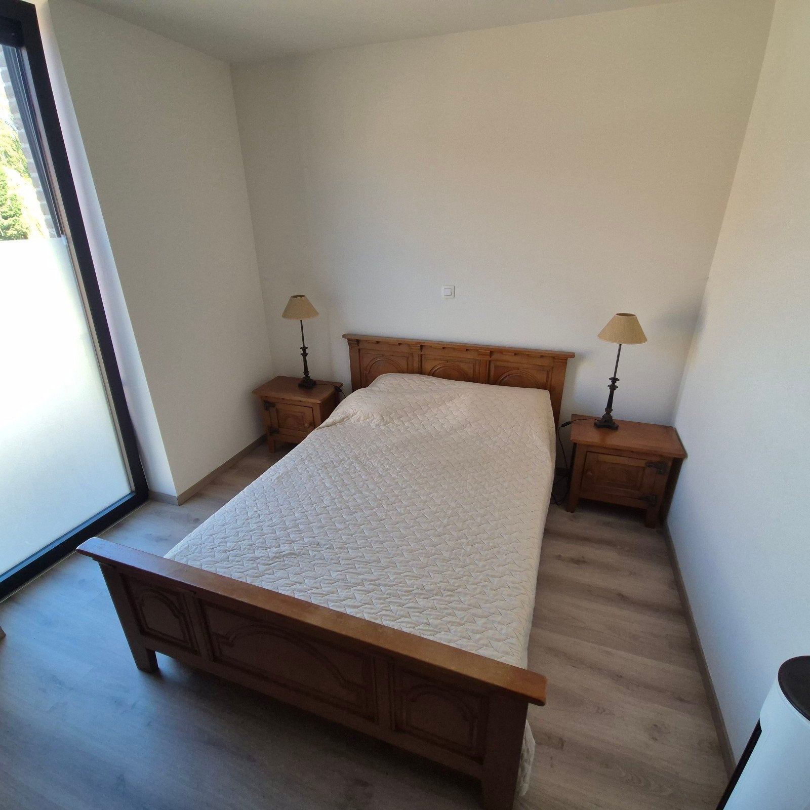 Chambre à coucher complète avec du vrai bois. Lit 140 x 200