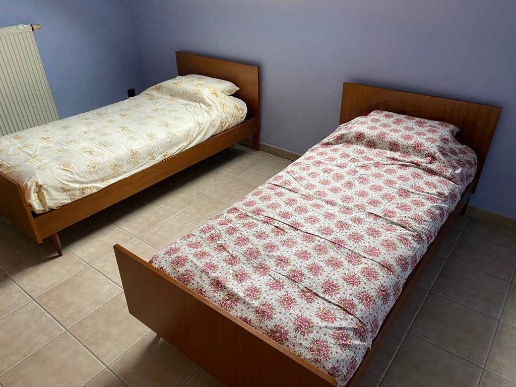 twee maal één persoonsbed, Huis en Inrichting, Ophalen, Eenpersoons, Bruin, 200 cm
