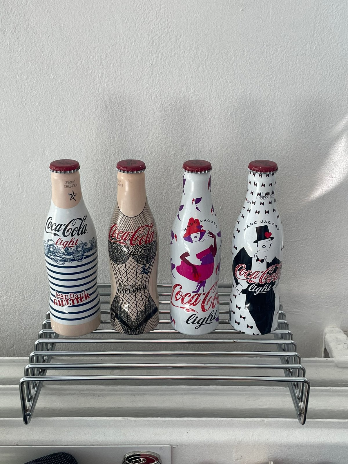 Coca Cola collectors item Marc Jacobs, Jean Paul Gaultier, Collections, Marques & Objets publicitaires, Enlèvement, Utilisé, Emballage