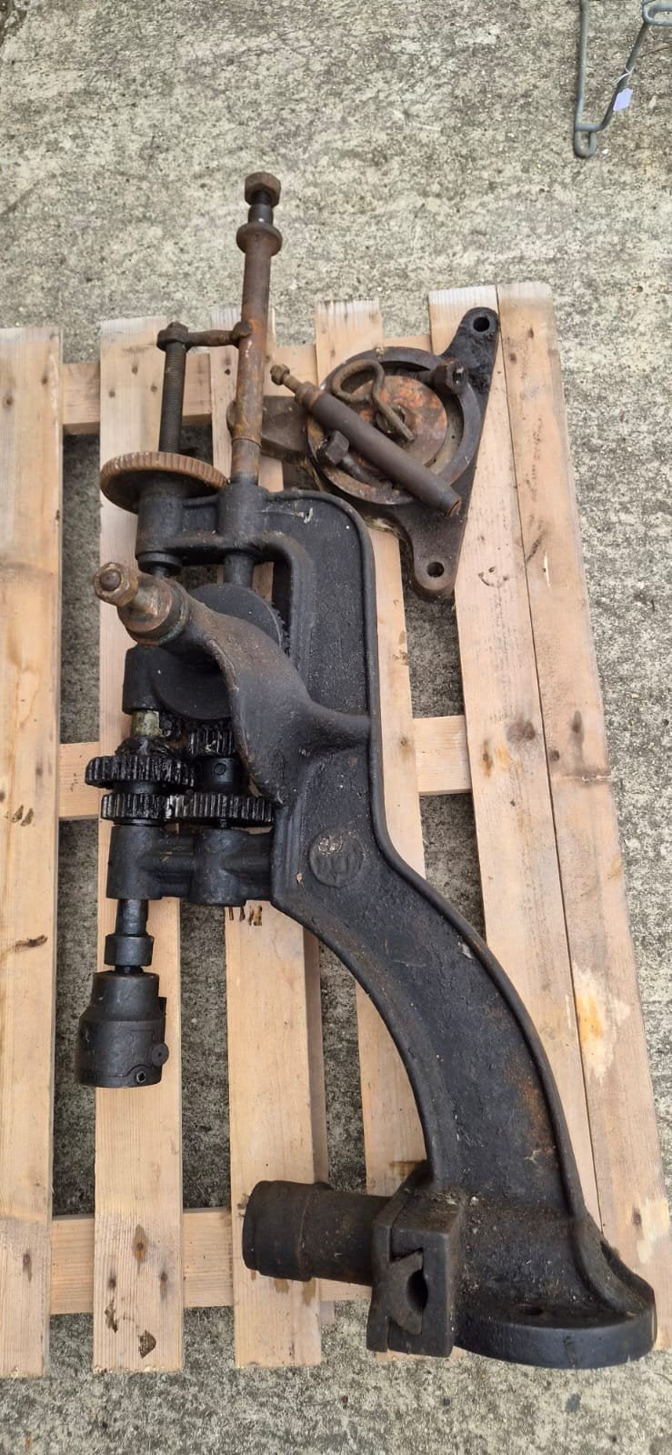 Antieke werkende gietijzeren smidsboor / post drill, Ophalen