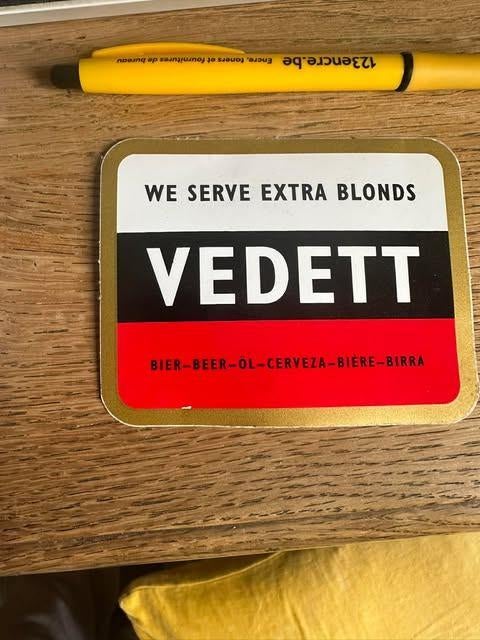 Vedett sticker we serve extra blonds, Verzamelen, Biermerken, Ophalen of Verzenden, Zo goed als nieuw, Reclamebord, Plaat of Schild
