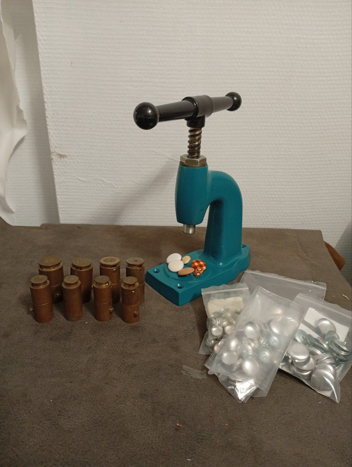 Druk om het materiaal van de knoppen te bedekken voor het na, Ophalen of Verzenden