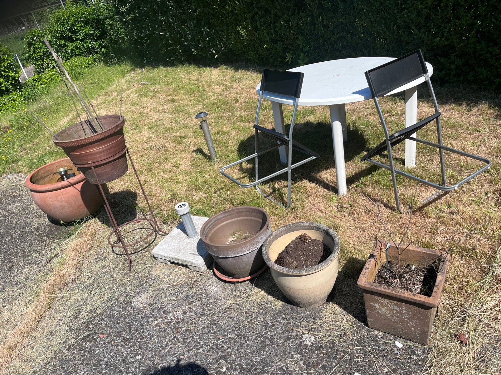 Set van 5 terra cotta plantenpotten incl gietijzer staander, Enlèvement, Utilisé, Autres matériaux, Balcon