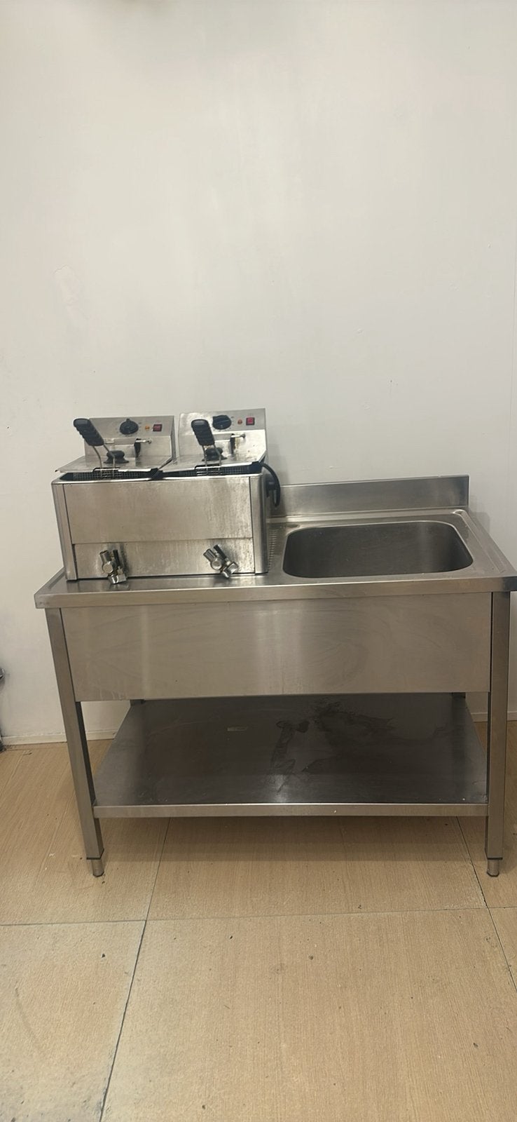 Un lot a vendre  hotte , taque ,table , 2 evier, trancheuse, Articles professionnels, Enlèvement, Utilisé