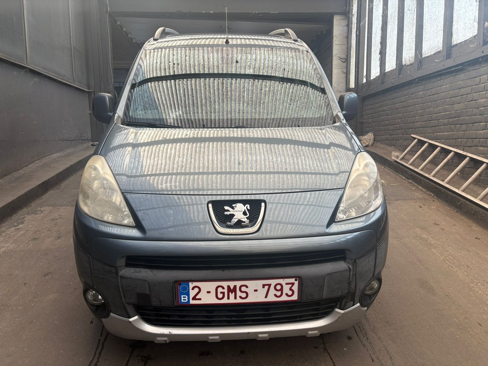 Peugoet Partner 2011 135000km frein a prevoir airco 5 pl, Auto's, Euro 5, Zwart, Blauw, 1565 cc