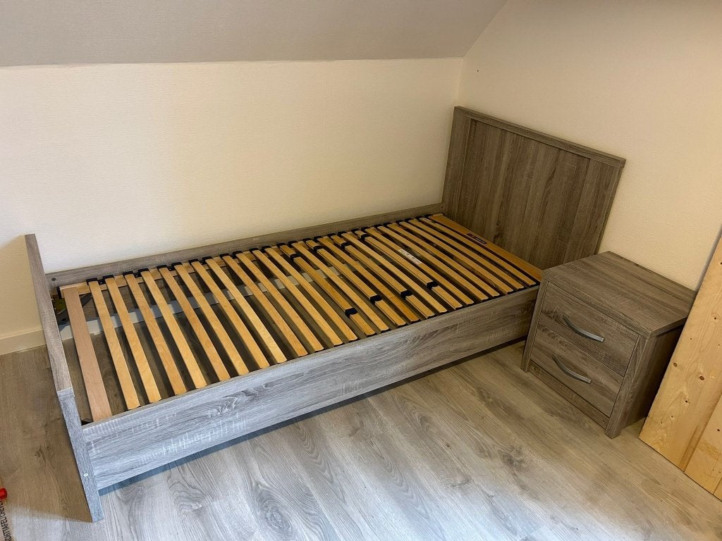 1 persoonsbed+nachtkastje+ matras, Ophalen, Zo goed als nieuw, Eenpersoons, Grijs