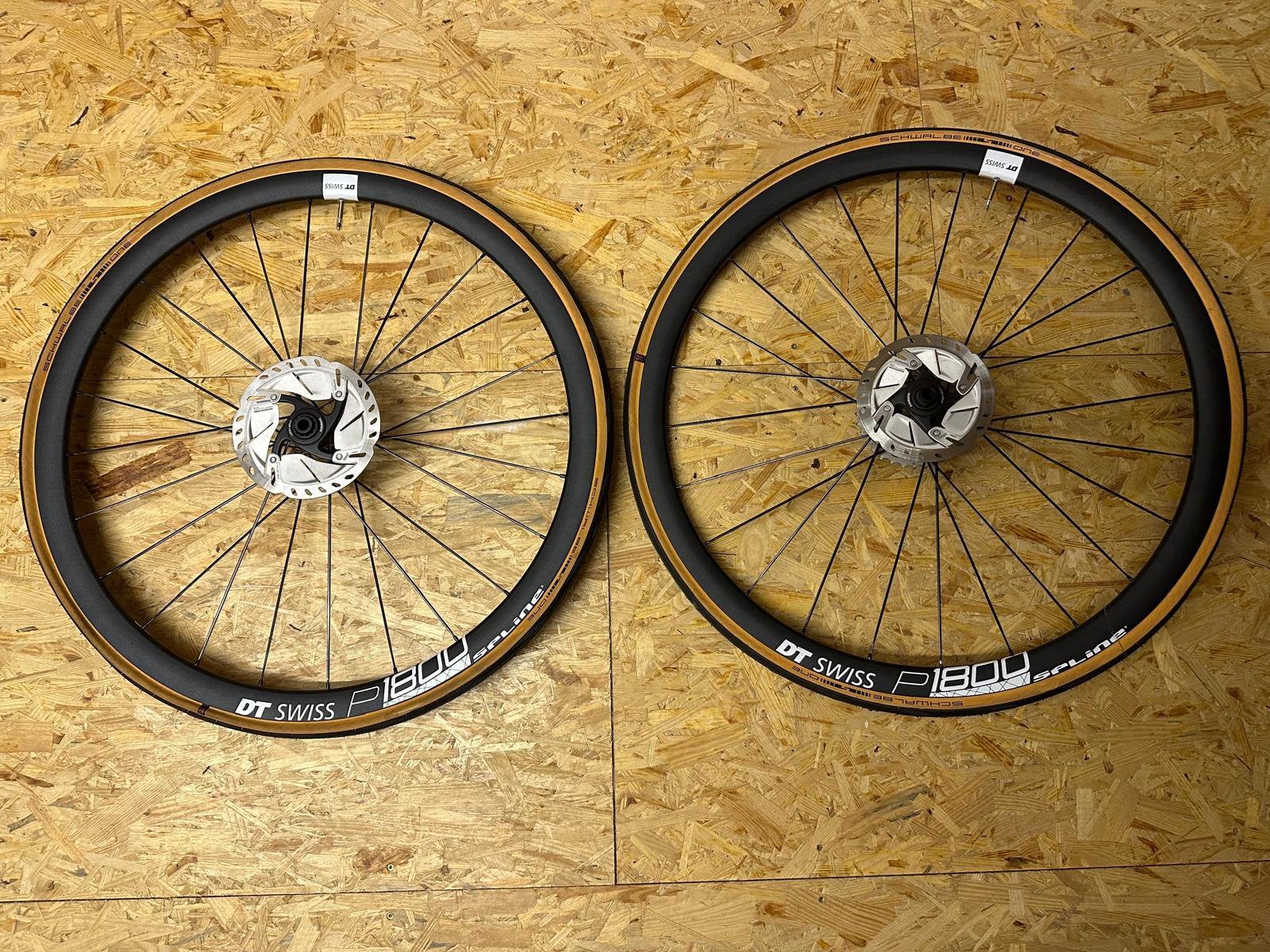 DT Swiss P1800 Spline wielset – Shimano – Compleet, Fietsen en Brommers, Ophalen, Zo goed als nieuw, Racefiets, Band