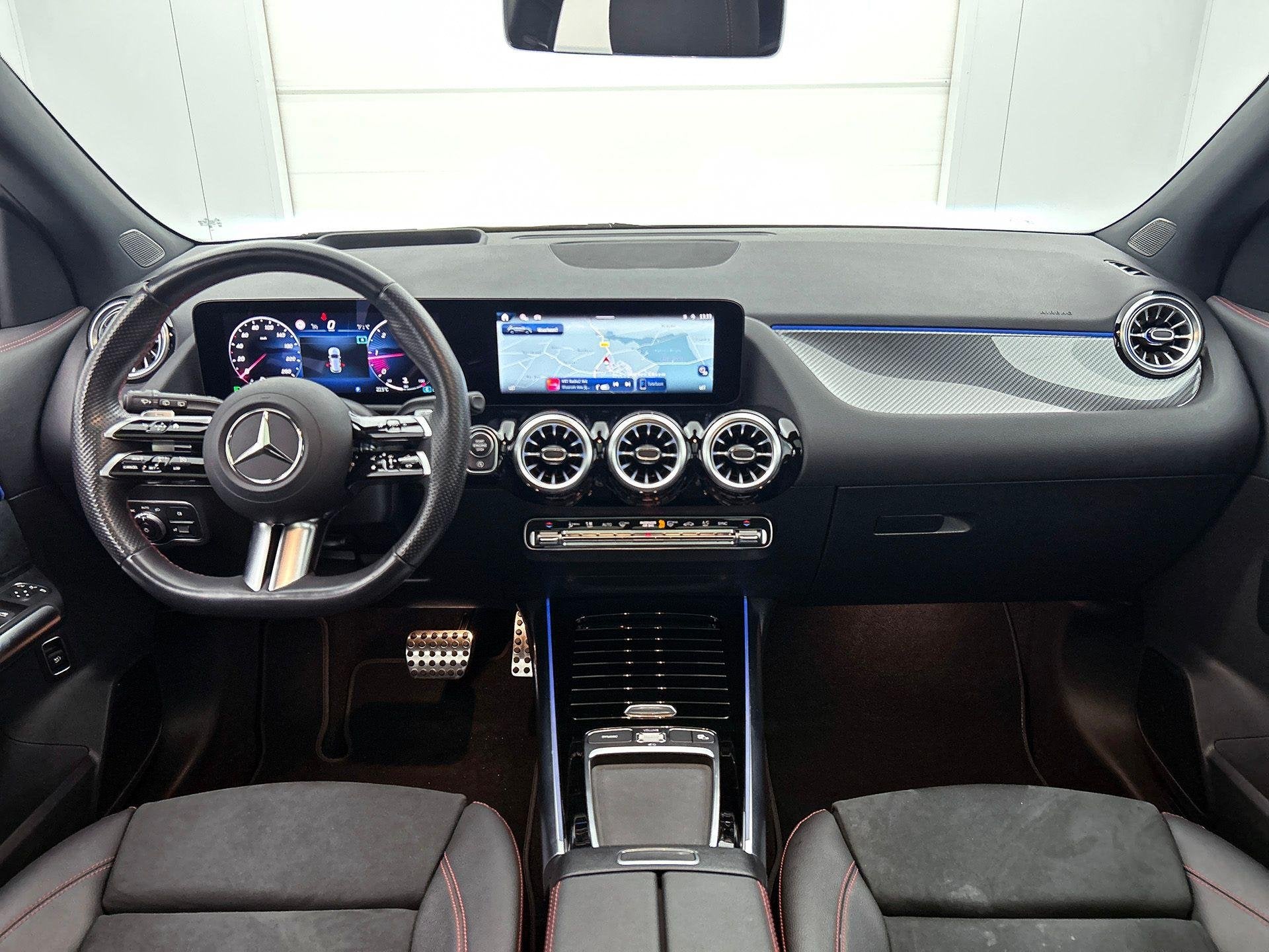 Mercedes-Benz GLA-Klasse 180 D AMG Line | Panoramisch Dak |, Auto's, Mercedes-Benz, Stof, Gebruikt, Euro 6, 4 cilinders