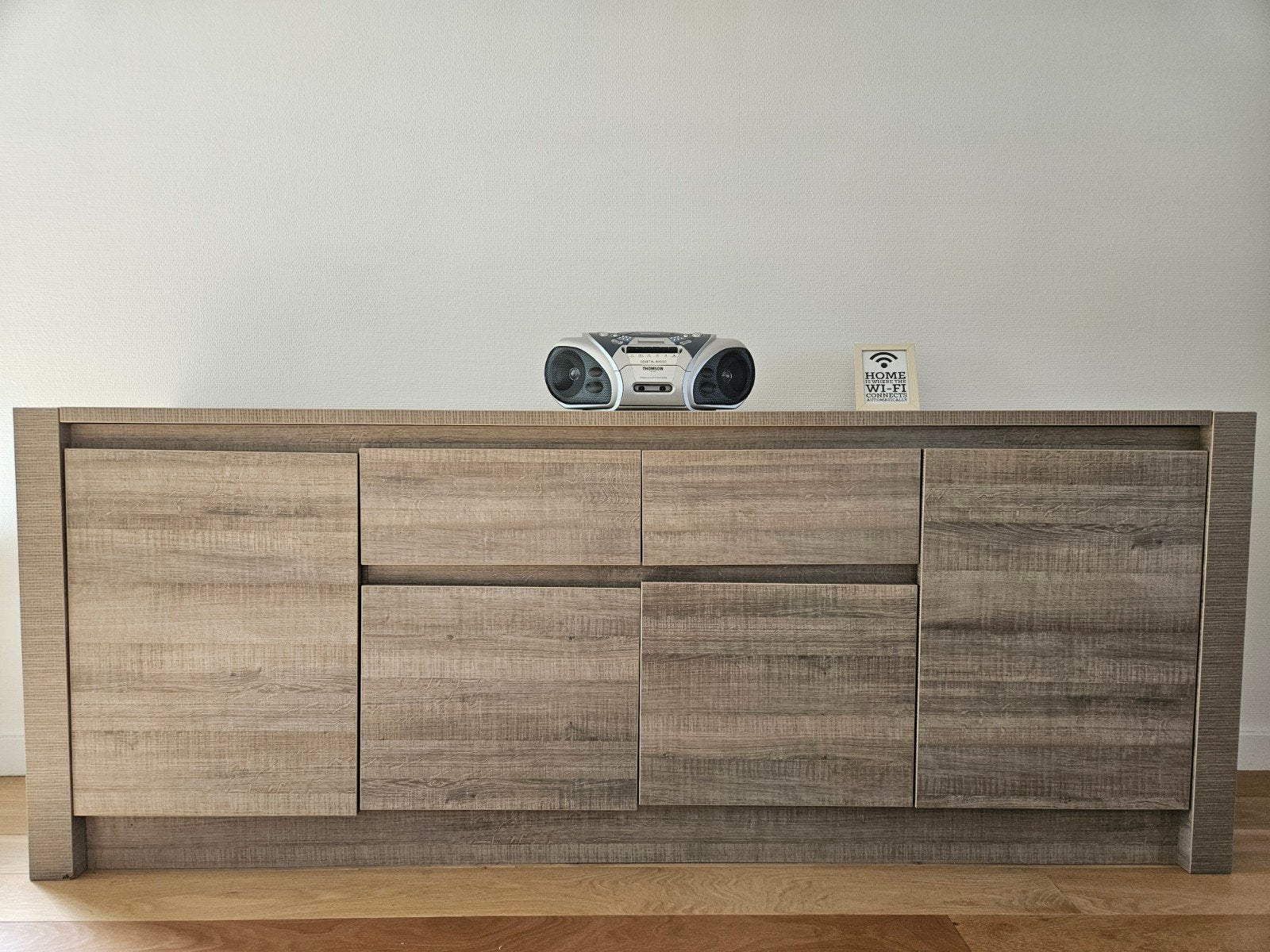 Buffet moderne avec de nombreux espaces de rangement, Enlèvement, Utilisé