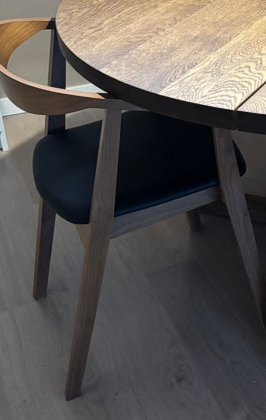 Chaises IKEA bois foncé er cuire noir, Maison & Meubles, Enlèvement, Comme neuf