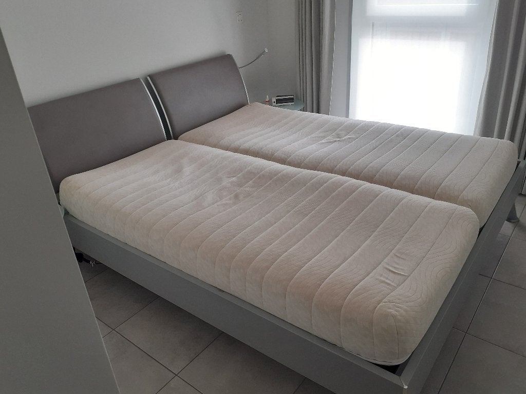 Lit avec sommier en maille électrique, Enlèvement, Utilisé, 180 cm, Bois