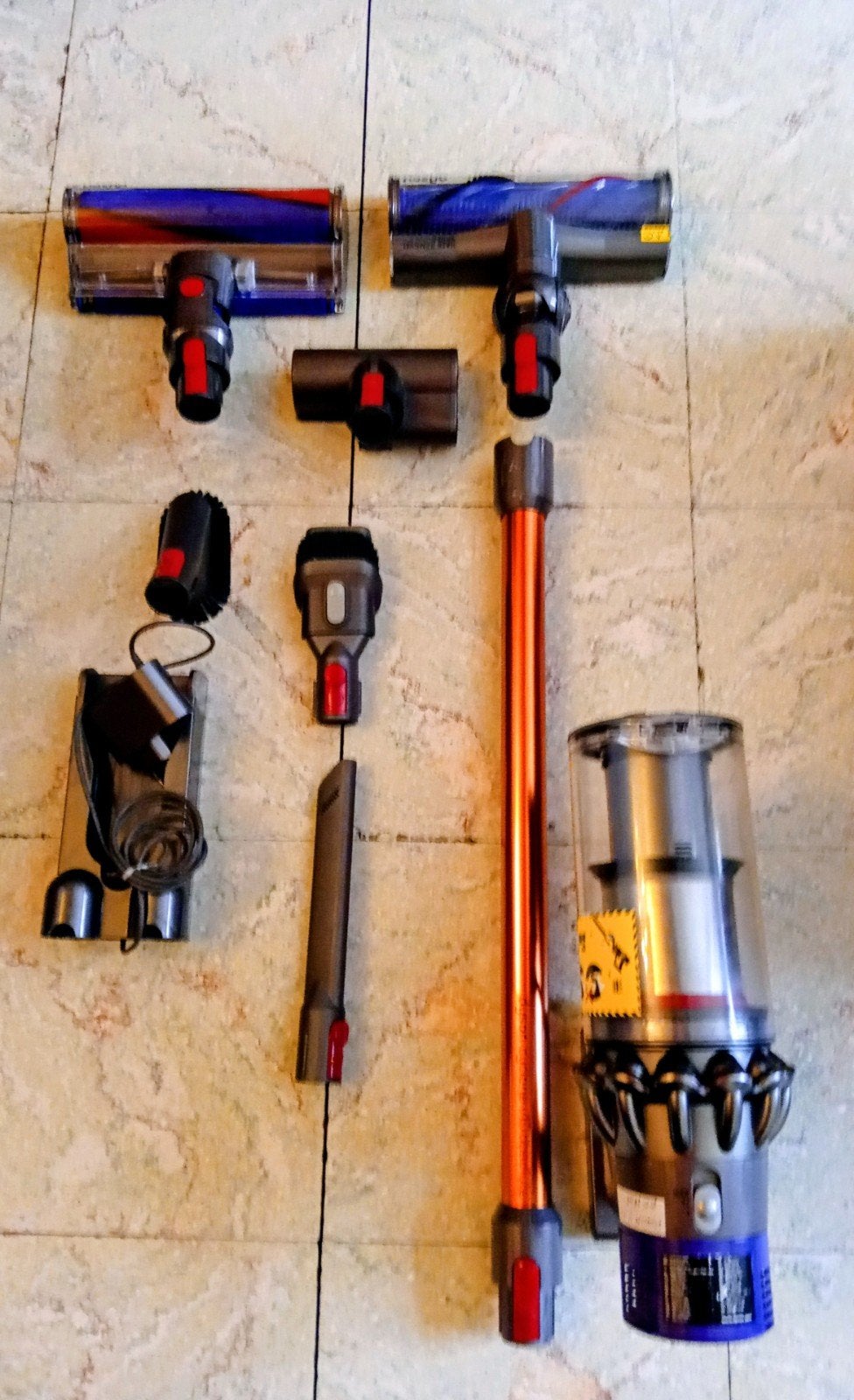 Aspirateur Balais Dyson V10 Absolute, Electroménager, Réservoir, Aspirateur balai, Comme neuf, Enlèvement