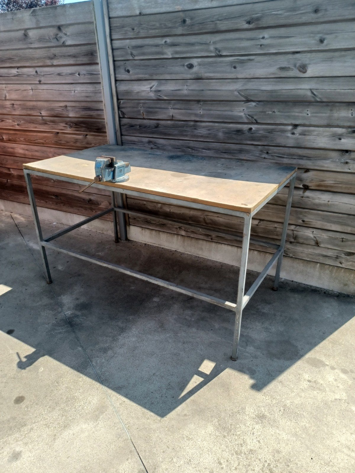 Werkbank bankschroef op L150B80H88 Prijs 55euro, Bricolage & Construction, Établis, Enlèvement, Étau
