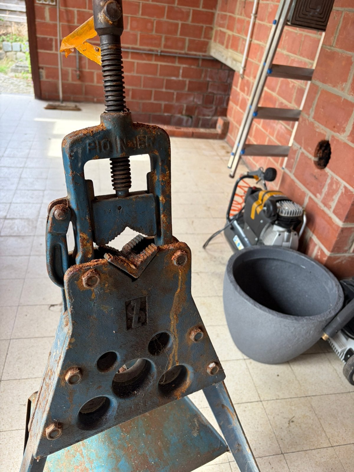 Mobiele pijpenklem en pijpenbuiger vr metalen buizen pioneer, Ophalen, Gebruikt