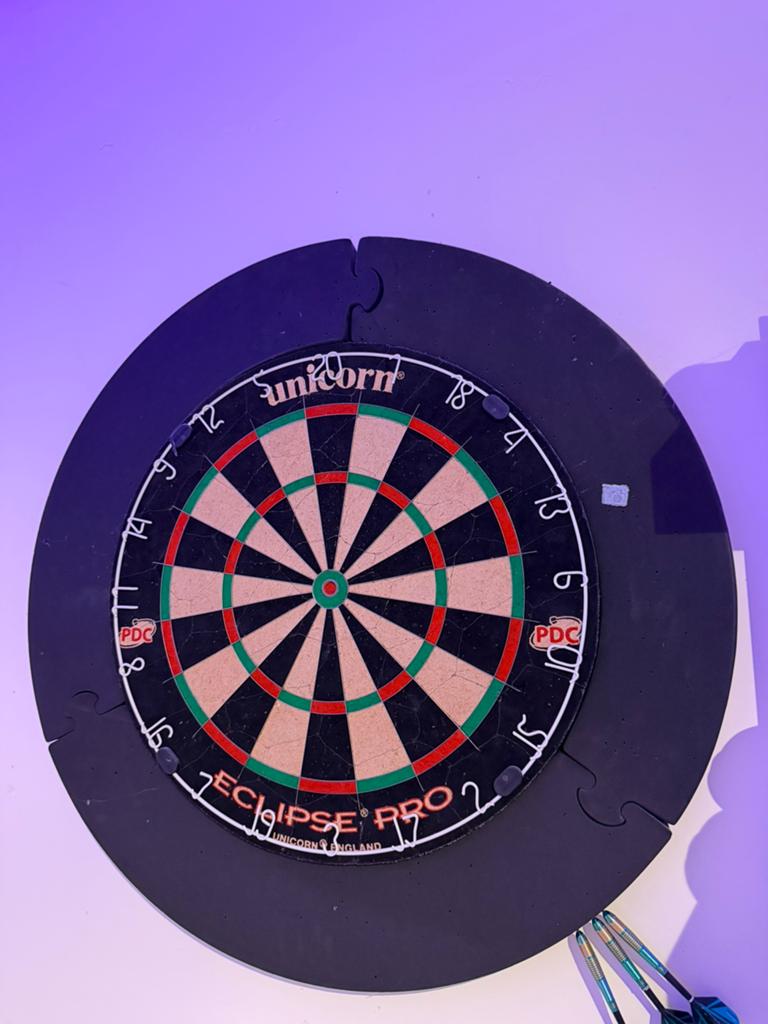 Unicorn dartsbord pdc met varkenshaar en beschermrand, Enlèvement ou Envoi, Comme neuf, Fléchettes