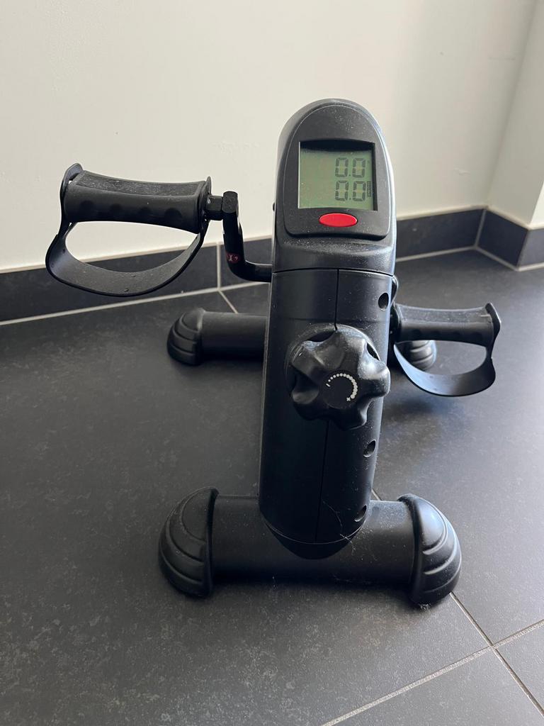 Mini hometrainer (arm/been trainer) met display – €10, Ophalen, Gebruikt, Armen