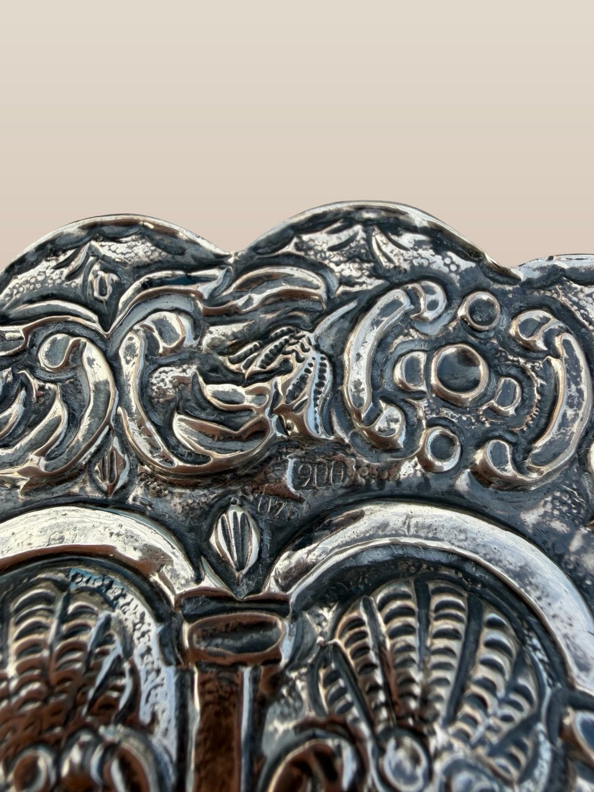 Antieke spiegel in reliëf van 900 sterling zilver, Ophalen of Verzenden, Zilver