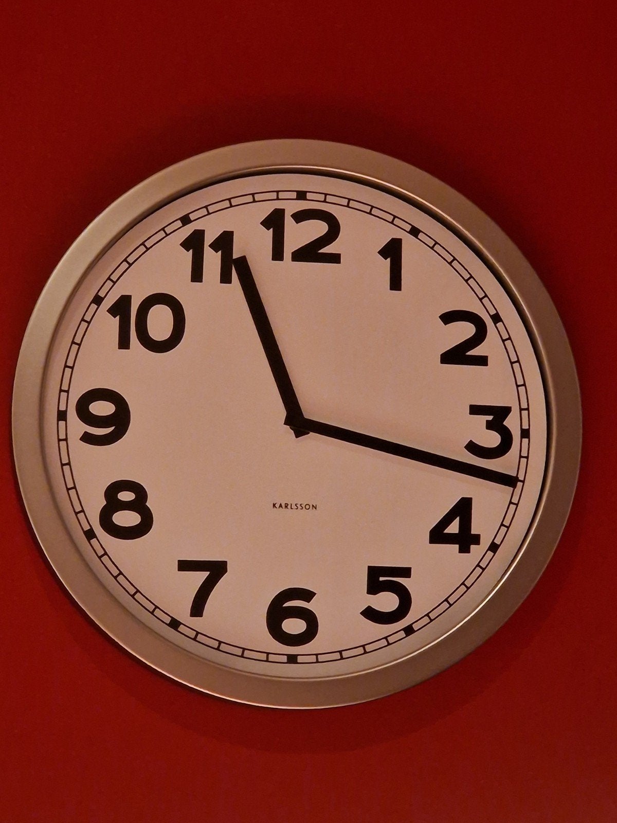 Design wandklok 40 cm met aluminium rand merk Karlsson, Ophalen of Verzenden, Nieuw, Analoog, Wandklok
