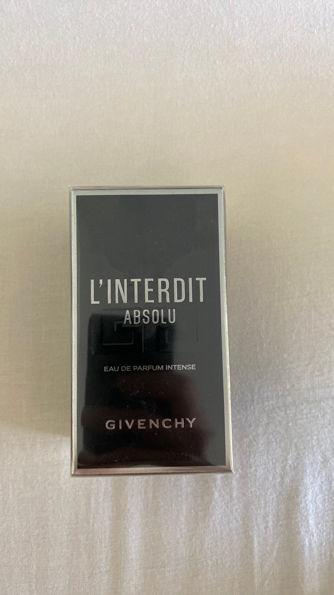 Givenchy interdit absolu, Enlèvement, Neuf