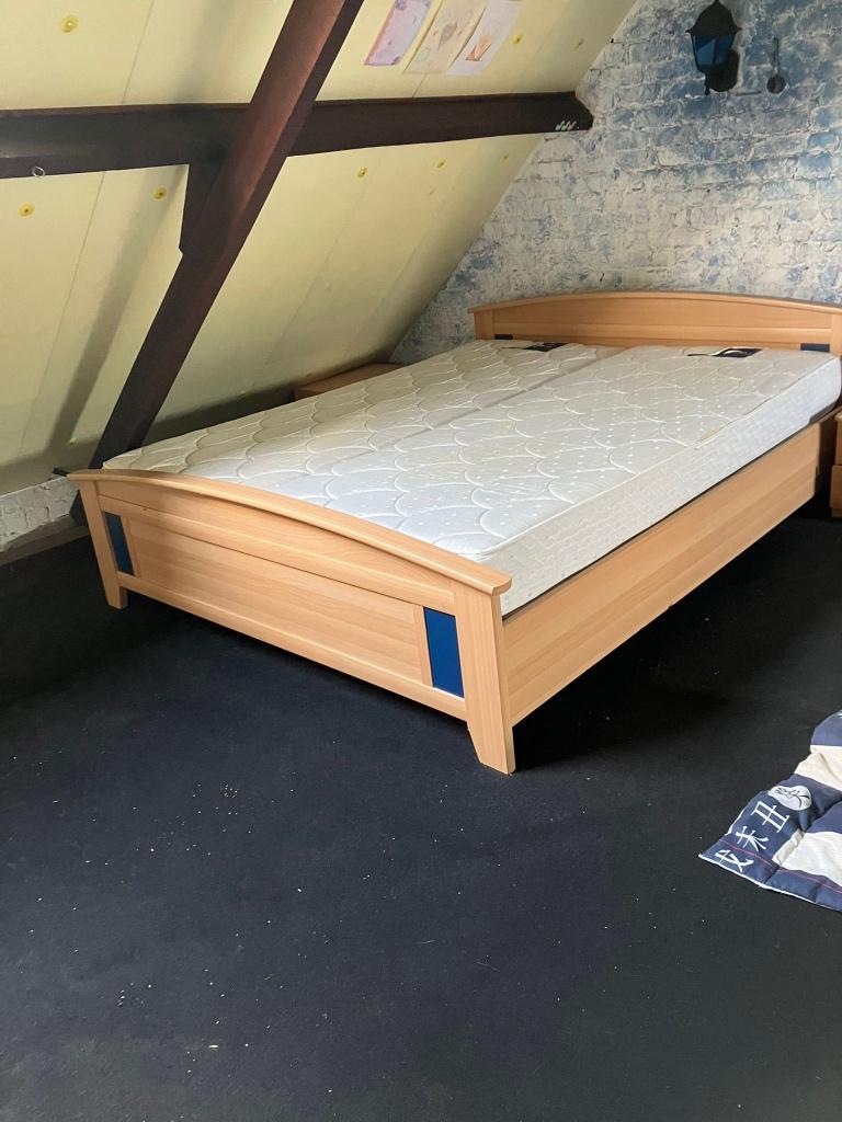 Bed met nachtkastjes, Huis en Inrichting, Slaapkamer | Bedden, Ophalen, Overige materialen, Gebruikt, Beige