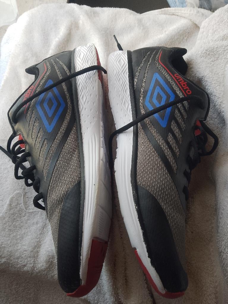 46 umbro ohio 2.0 sportschoenen in goede staat, Vêtements | Hommes, Chaussures, Porté, Chaussures de sport, Umbro, Envoi