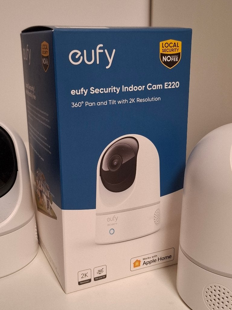 2x Eufy 2K Pan and Tilt camera's, Ophalen of Verzenden, Zo goed als nieuw, Binnencamera