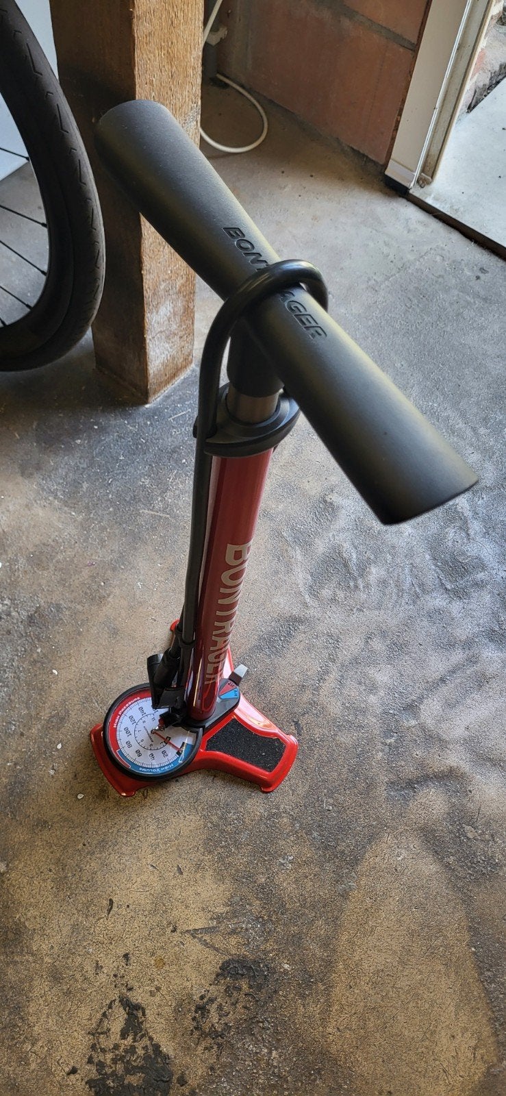 Fietspomp bontrager, Fietsen en Brommers, Fietsaccessoires | Fietspompen, Ophalen, Drukmeter, Zo goed als nieuw