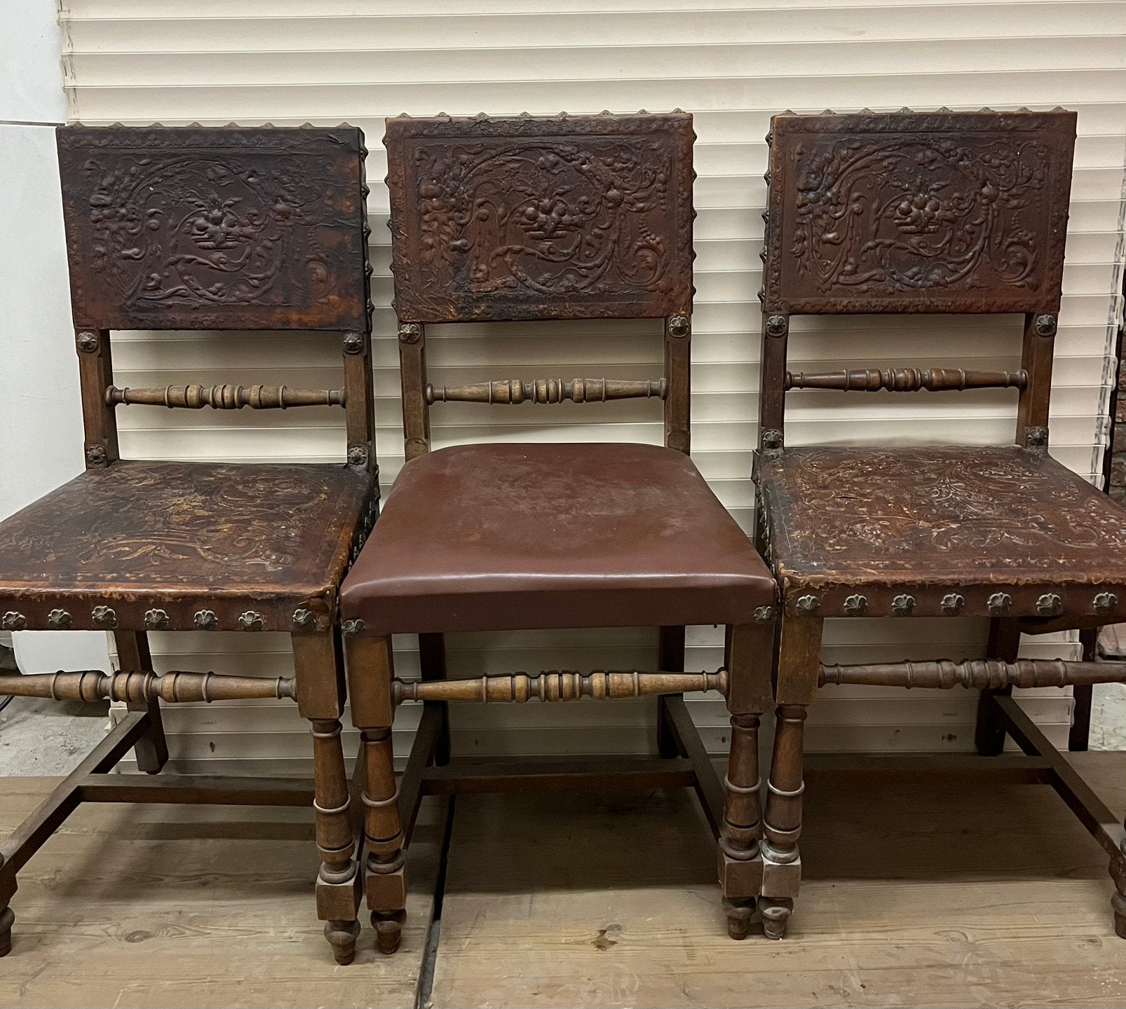 ensemble ancien de chaises à ongles en cuir repoussé, Enlèvement