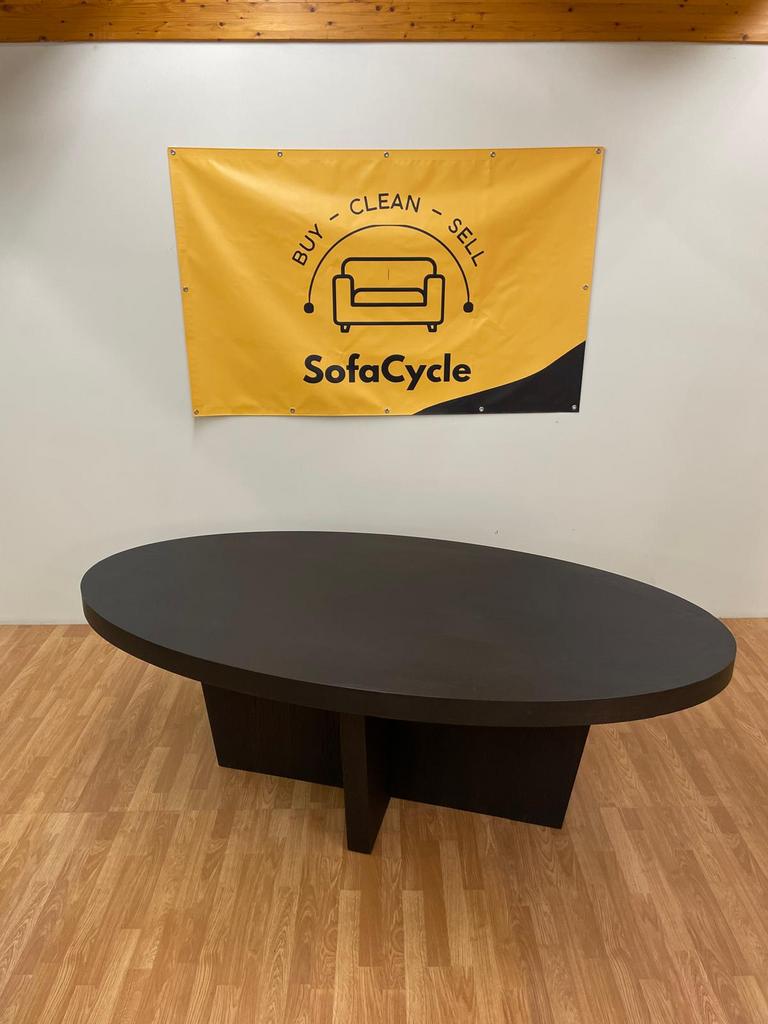 Table à manger ovale noire avec structure en bois