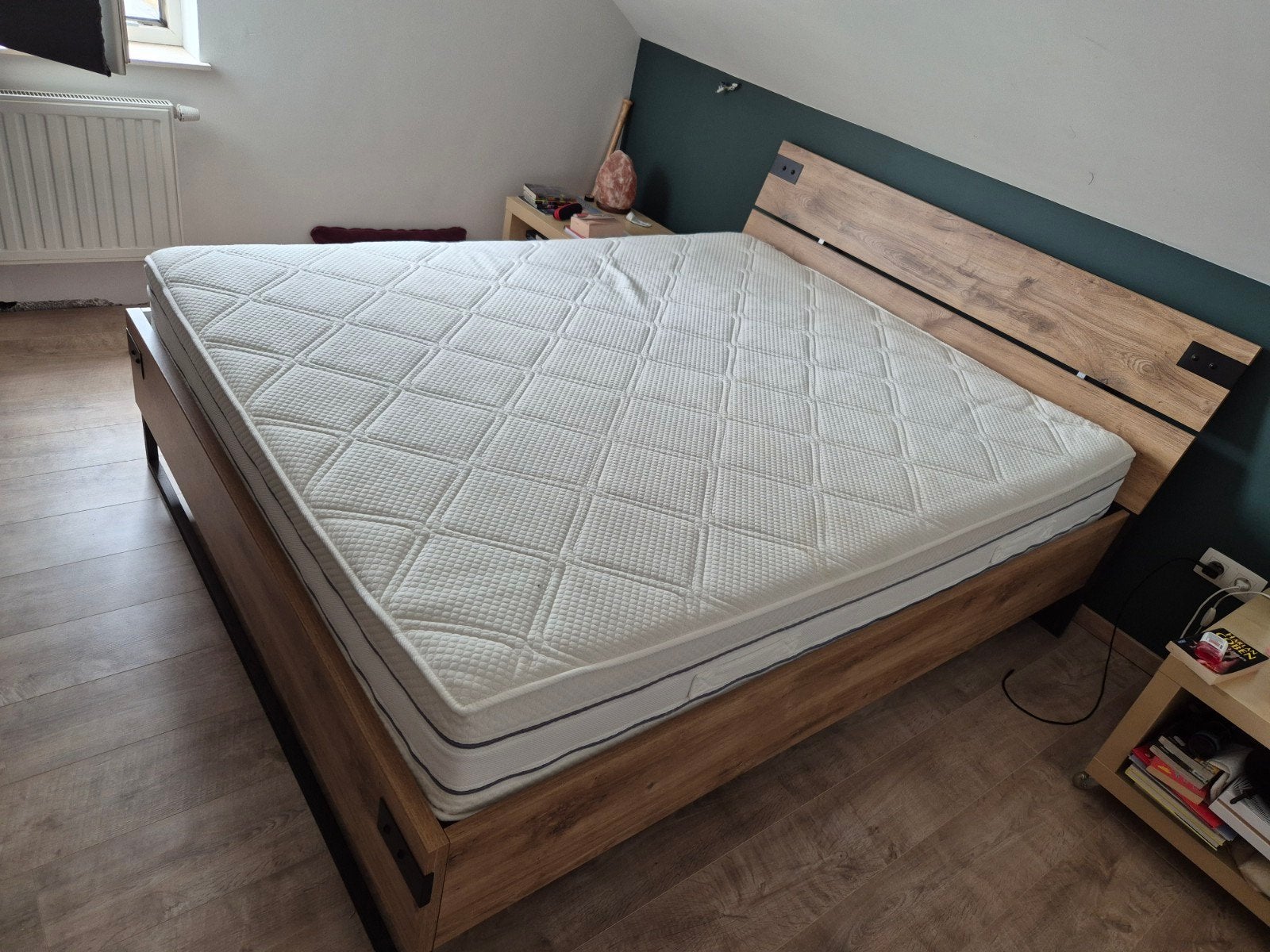 lit 2 personnes + matelas, Comme neuf, Brun, Enlèvement, 200 cm
