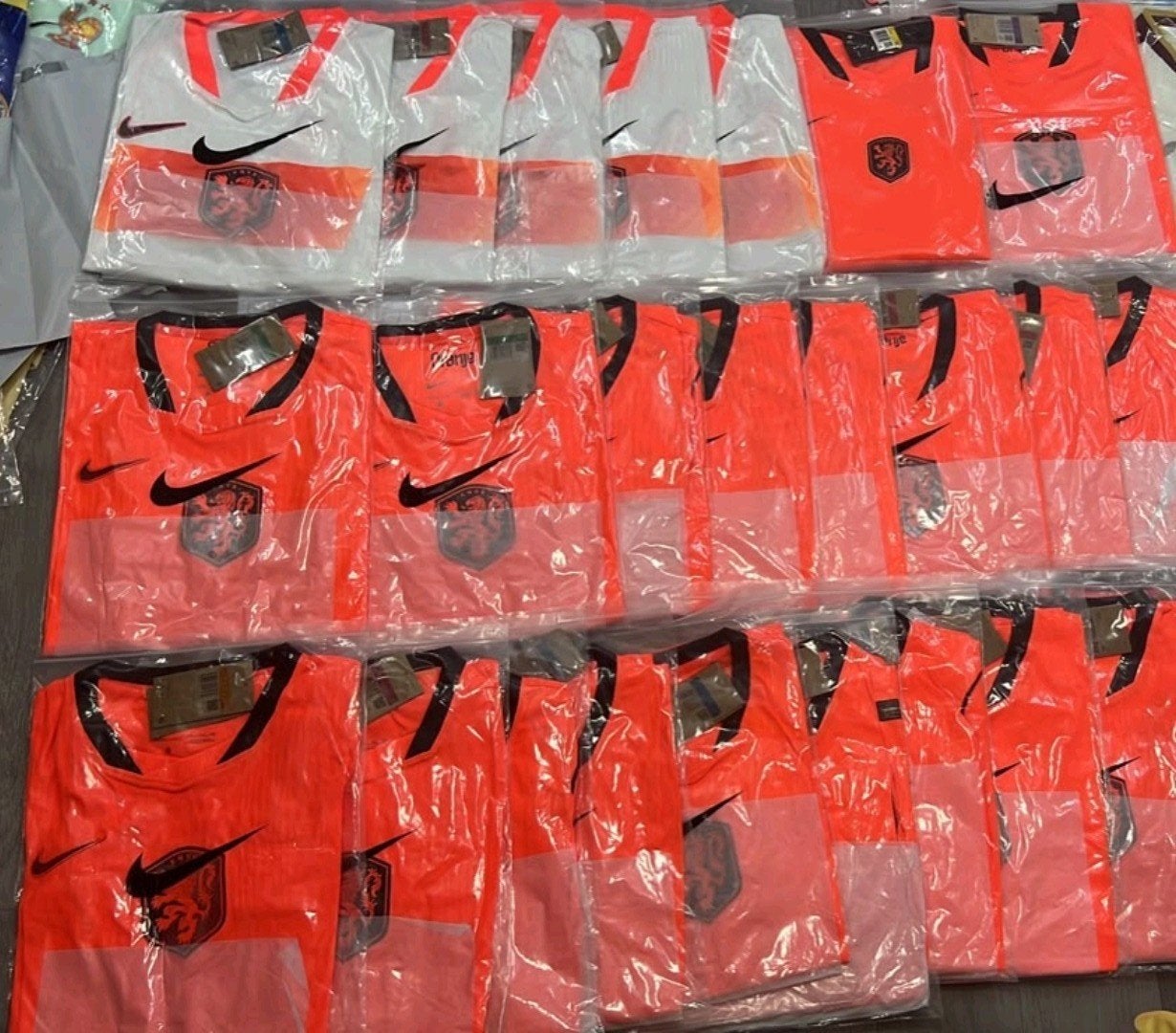 Maillots de l'équipe néerlandaise à l'extérieur et à la mais, Enlèvement ou Envoi