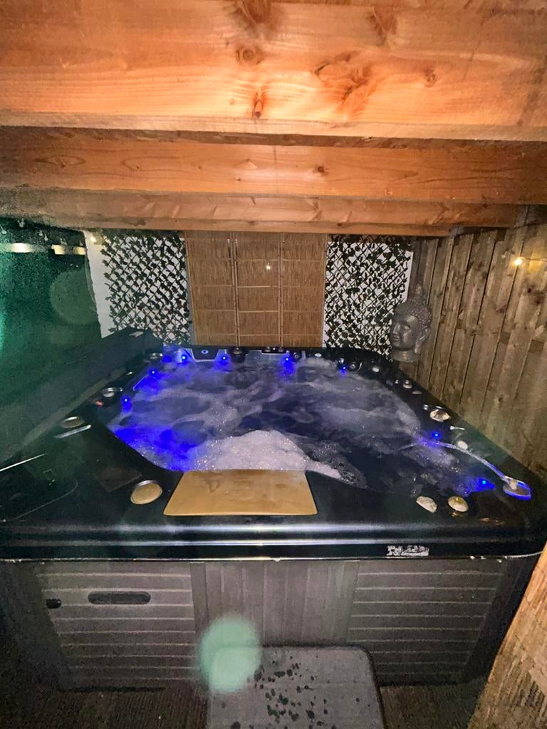 5 persoons Jacuzzi ( Amerikaans model), Tuin en Terras, Bubbelbaden en Hottubs, Ophalen, Gebruikt, Trap, Vast