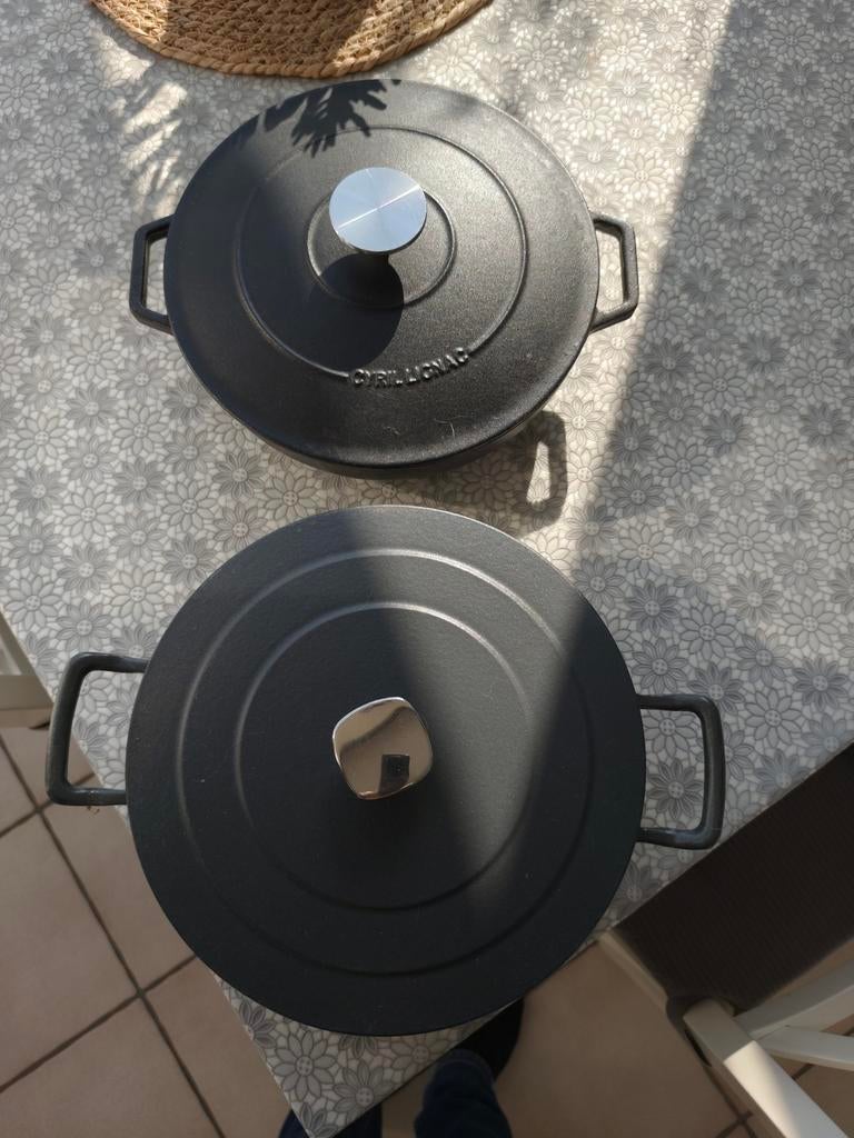 2 zwarte potten diameter 25, Huis en Inrichting, Keuken | Potten en Pannen, Ophalen, Gietijzer