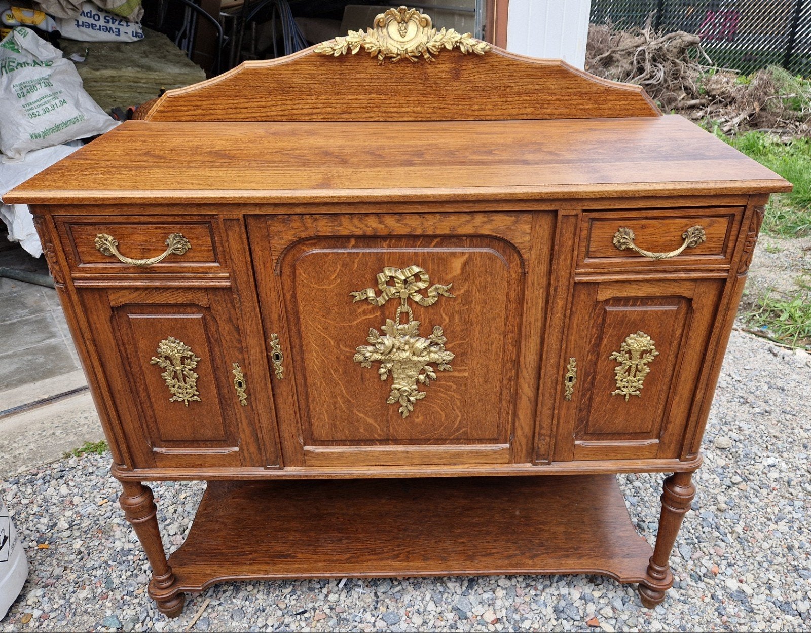 armoire ancienne avec d'élégantes ferrures en cuivre, Enlèvement