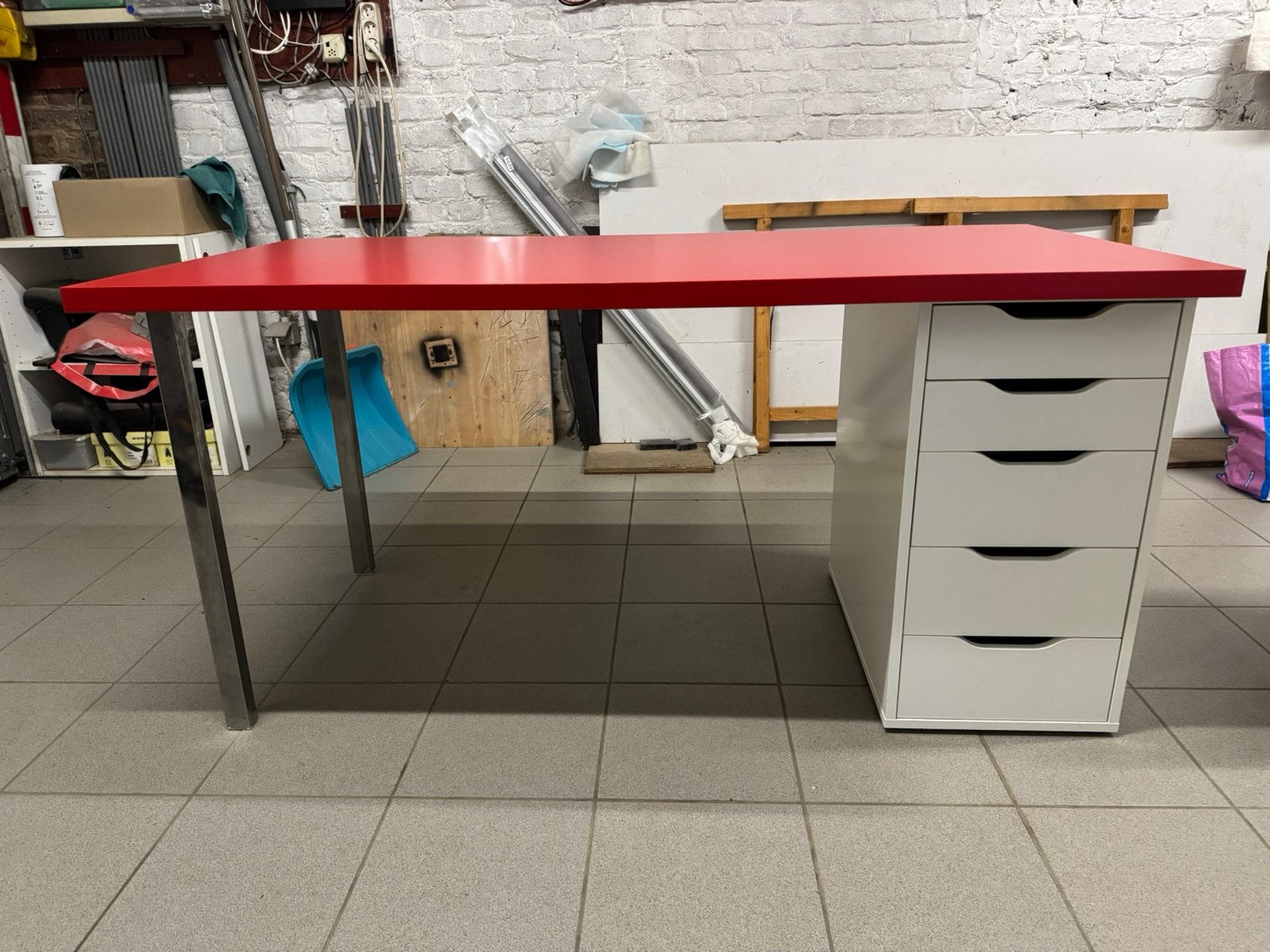 Modern IKEA bureau – Rood tafelblad met wit ALEX ladekastje, Huis en Inrichting, Bureaus, Ophalen, Zo goed als nieuw, Rood, IKEA