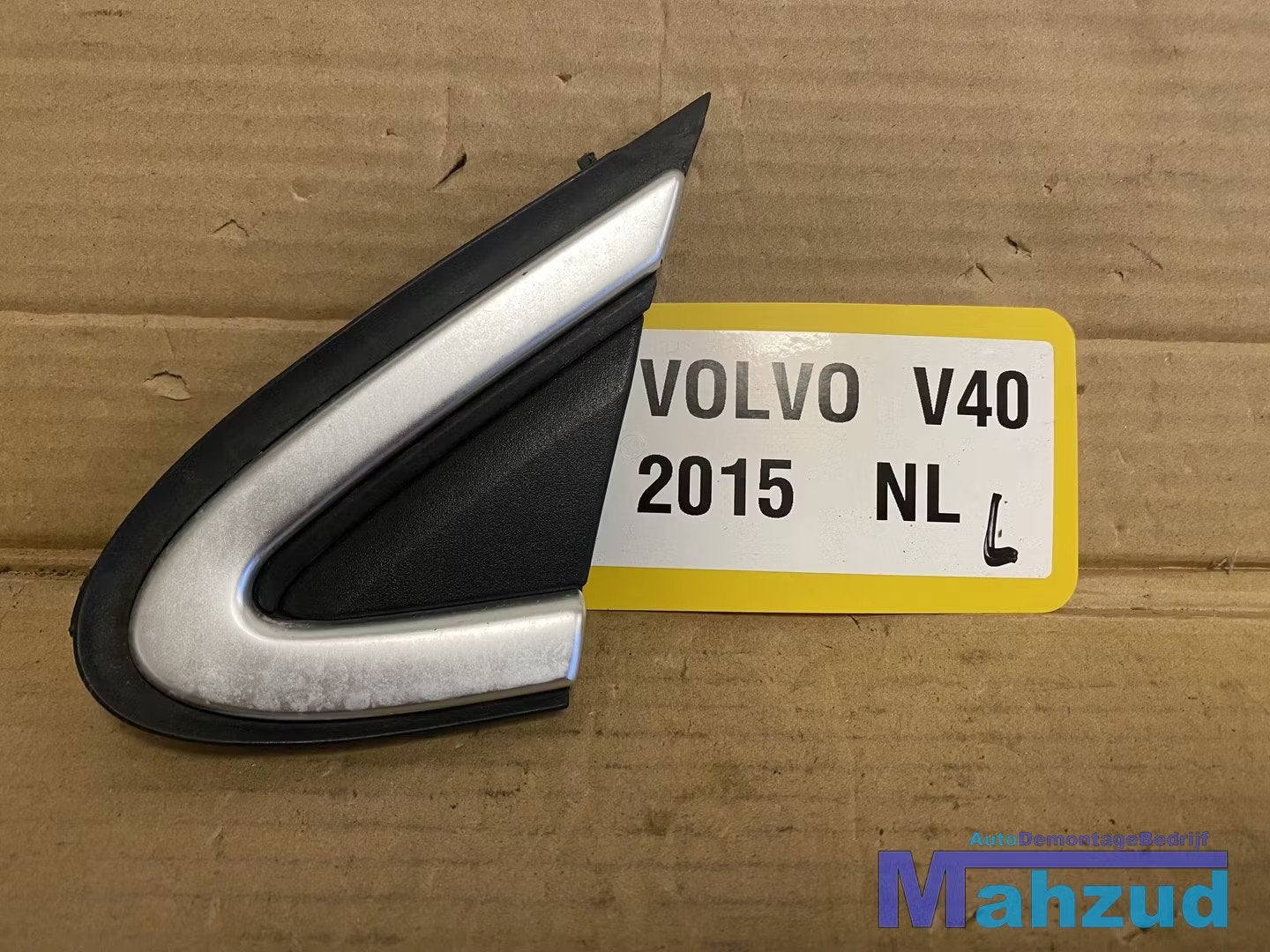 VOLVO V40 Links driehoek sierkap afdekkap voorscherm 2012-20, Gebruikt, Gunnar Engellaus vag 8
405 31  Gothenburg, SE, Info@volvocars.com
