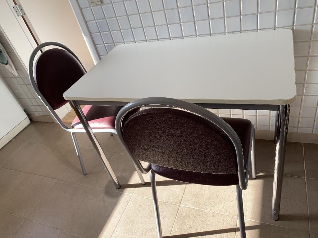 Table et 2 chaises, Enlèvement