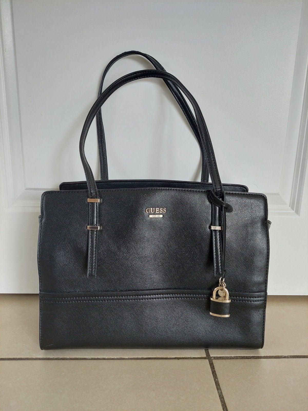 Handtas GUESS zwart, Enlèvement ou Envoi, Utilisé, Noir, Sac à main