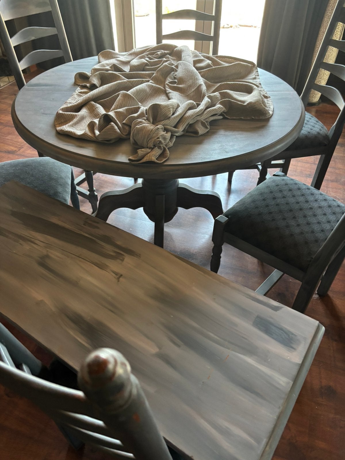Eetkamer grijs, Ophalen, Zo goed als nieuw, Is geschilderd grenen hout, 6 tot 8 stoelen