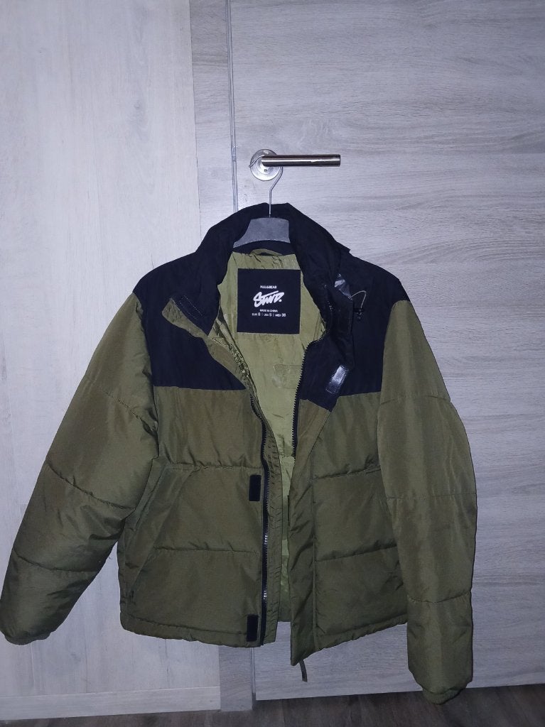 Groen‑zwarte Stüssy pufferjas in zeer goede staat., Ophalen of Verzenden, Nieuw, Maat 48/50 (M), Groen