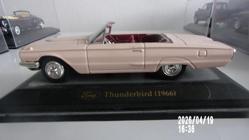FORD THUNDERBIRD 1966.ROAD SIGN.EXC ETAT 1/43 sur son SOCLE, Hobby en Vrije tijd, Modelauto's | 1:43, Gebruikt, Auto, Overige merken