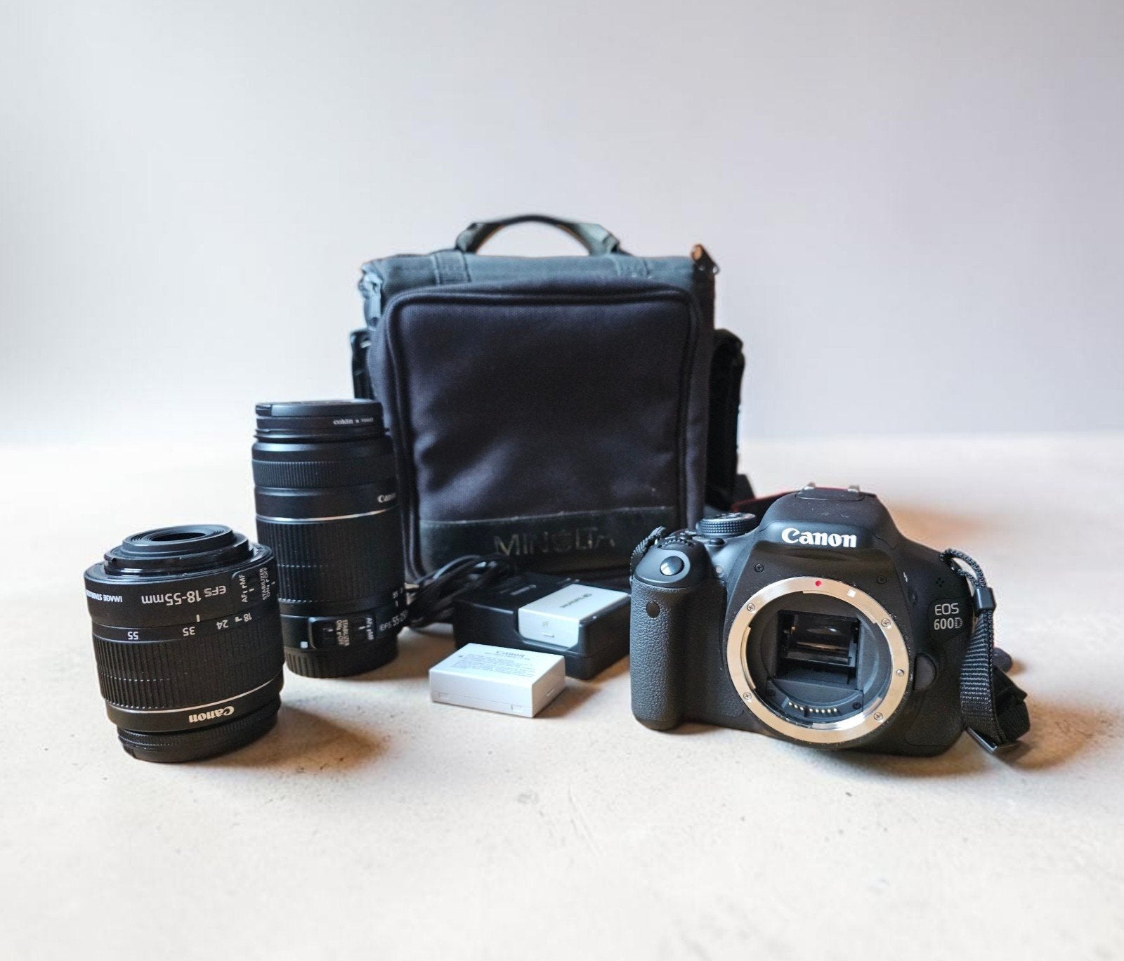 Canon EOS 600D + 55-250mm + 18-55mm + 2 batteries + housse., Enlèvement ou Envoi, Chargeur, Canon
