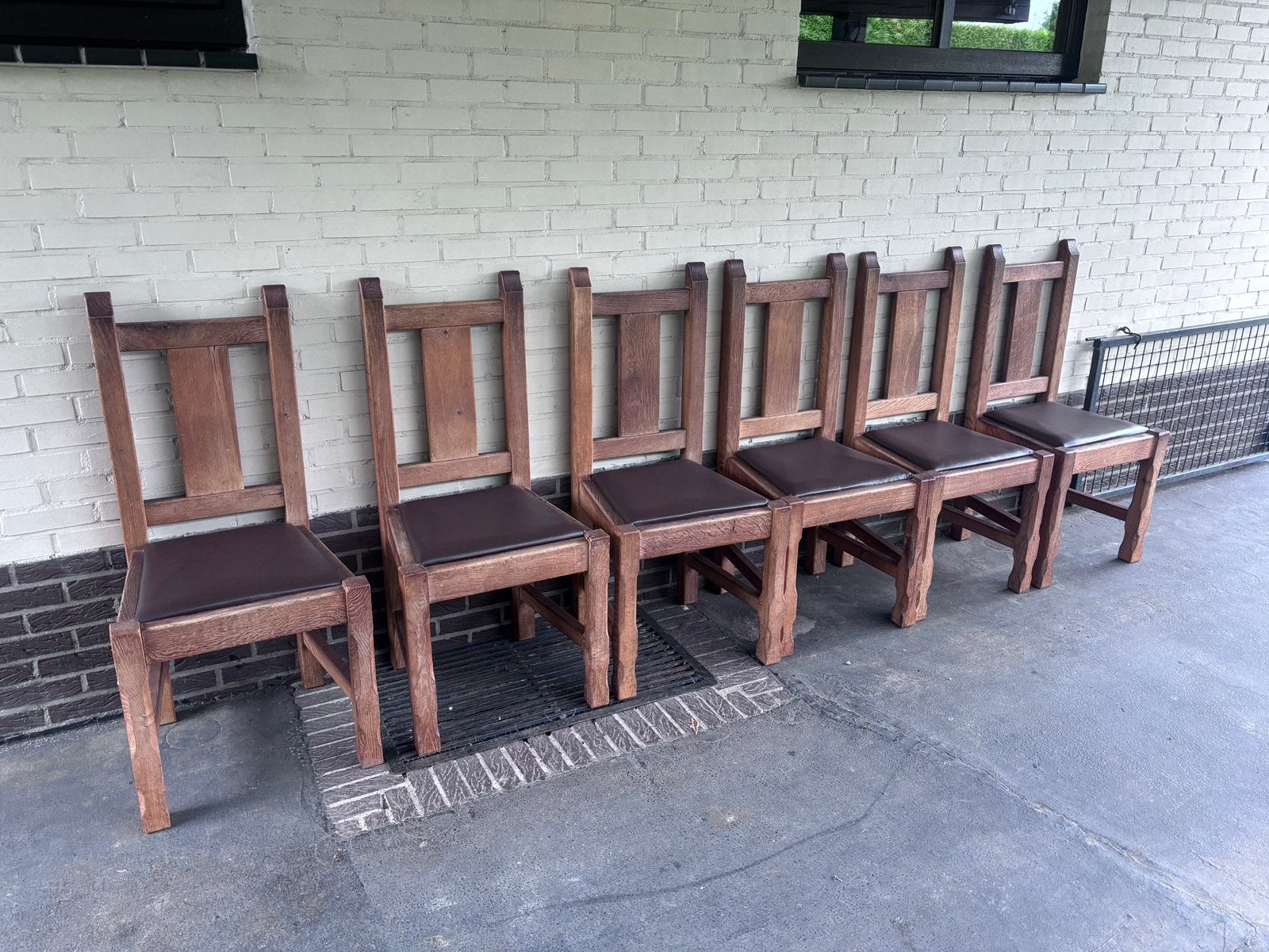 Eikenhouten stoelen, Ophalen