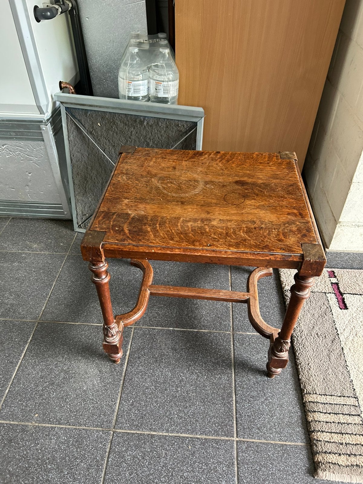 Houten tafeltje, Ophalen