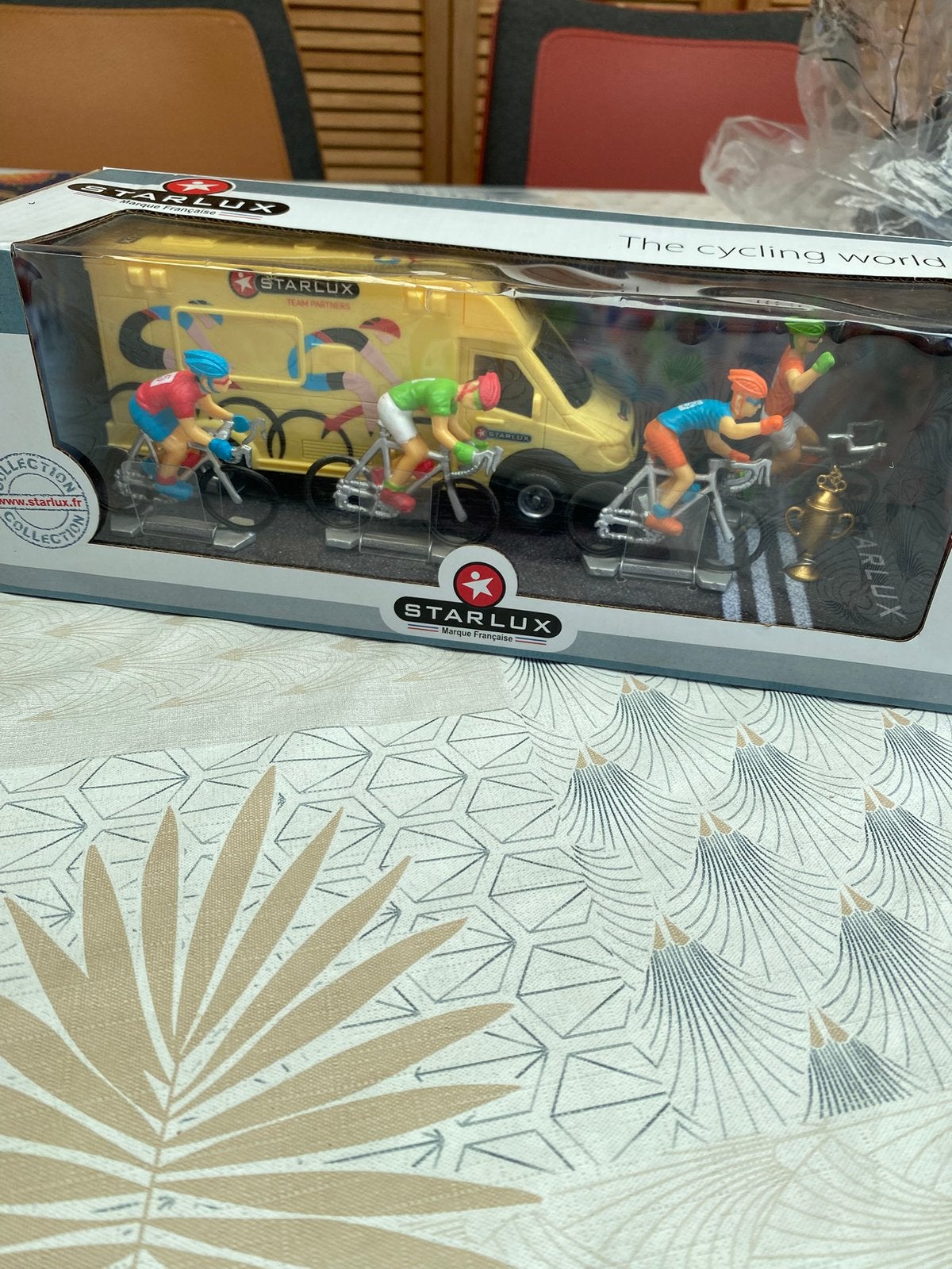 Wielrenners met auto in plastic, Ophalen