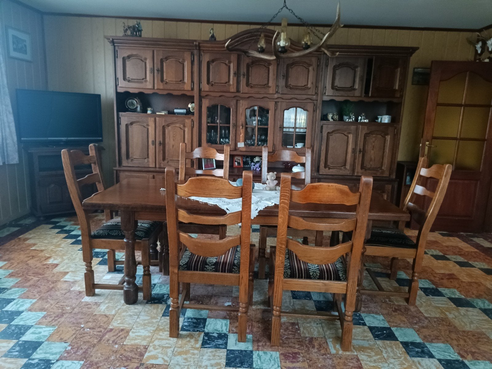 Te koop prachtige eiken eetkamer+ tv en meubel met draaibare, Ophalen