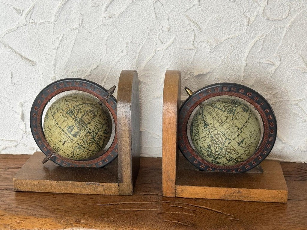 Vintage houten boekensteunen met wereldbol, Ophalen, Gebruikt