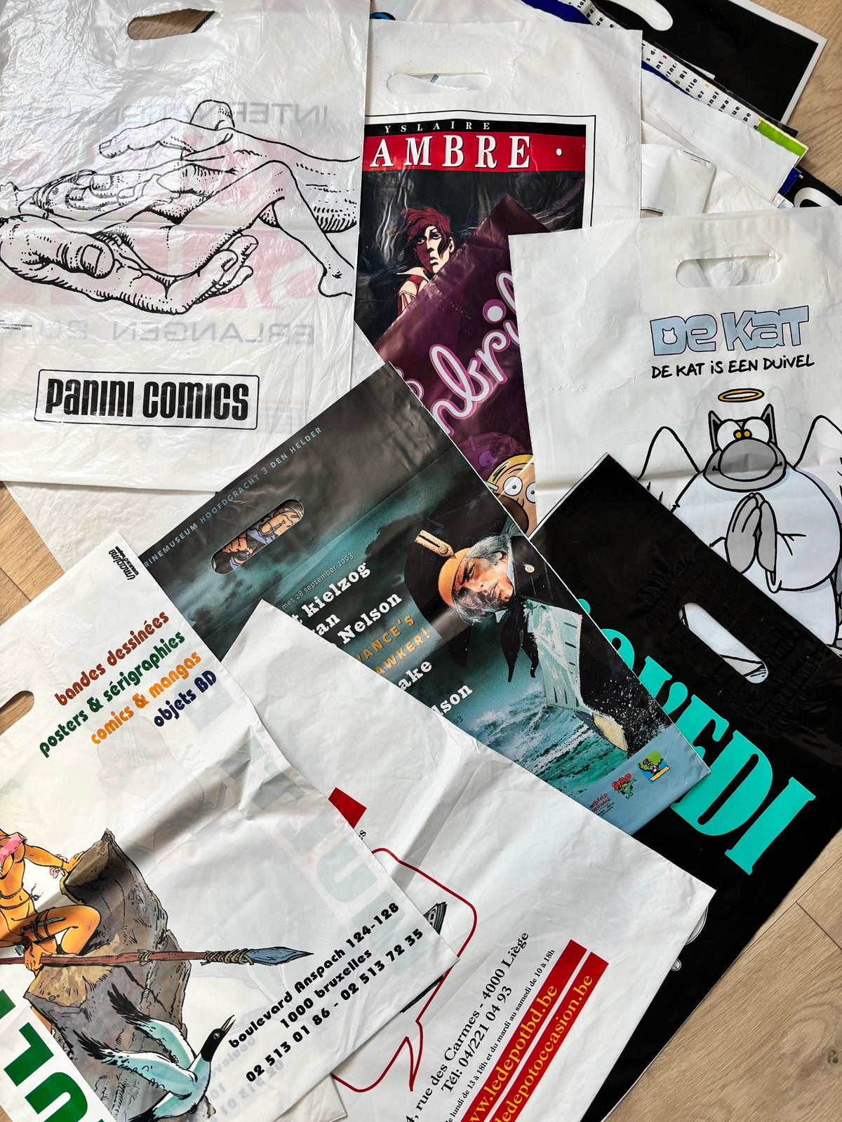+100 sacs bandes dessinees différents, Enlèvement ou Envoi, Comme neuf